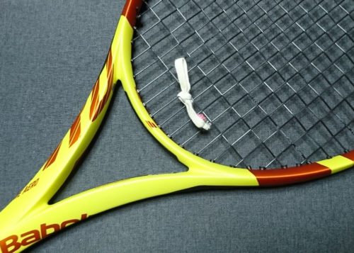 テニスラケットの振動止めはゴム紐をくくるだけでも効果あり | 生活の